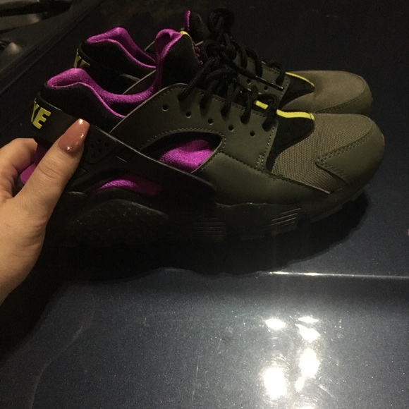 multiple pairs of shoes 75 each - Picture 7 of 7